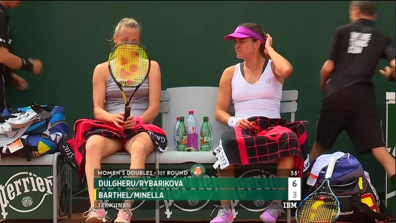 Alexandra Dulgheru (dreapta) joacă la dublu alături de Rybarikova / Captură video Eurosport