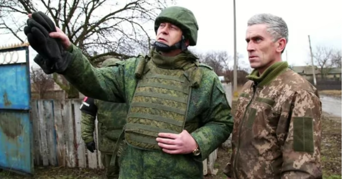 Un soldat ucrainean capturat apare alături de militari ruși într-un clip publicitar