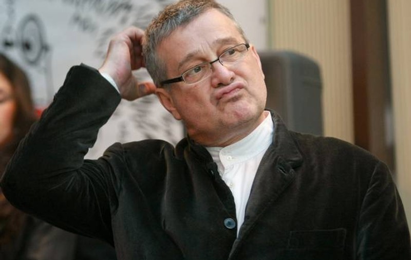 Soţia lui Mircea Dinescu, lovită în cap de un țurțure