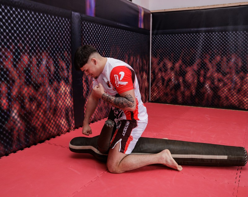 Ștefan Lobodă, tânărul care la 19 ani a adus aurul României la MMA: „Dacă aș putea, aș lua toți tinerii în sală să facă sport”