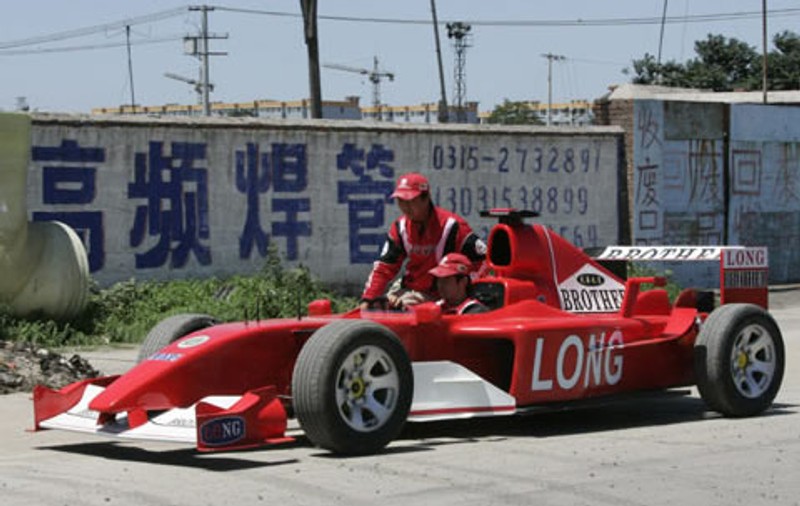 Maşină de Formula 1, construită din tigăi şi uşi