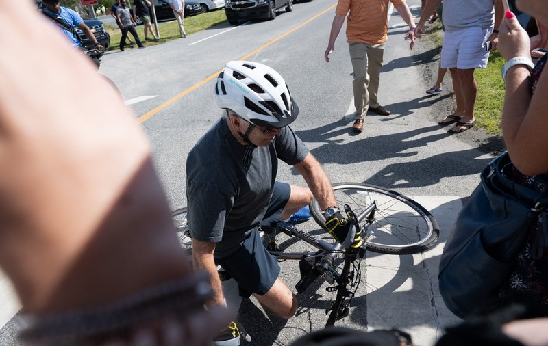 VIDEO. Joe Biden a căzut de pe bicicletă. Reacția președintelui SUA imediat după incident