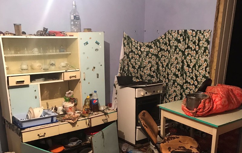 FOTO: Un tânăr din județul Vaslui a fost rănit în urma exploziei unei butelii în locuința sa