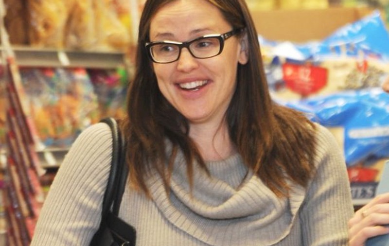 Pofte de gravidă! Jennifer Garner înfulecă fructe printre raioane, înainte să le plătească