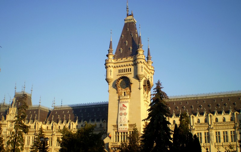 Palatul Culturii din Iași a fost afectat de un concert, iar zidurile și vitraliile s-au crăpat