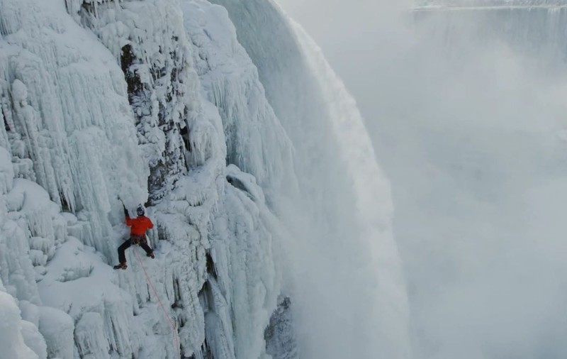 Au reușit să escaladeze cascada Niagara | VIDEO