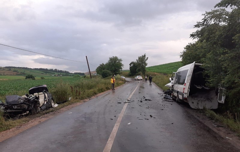 Șapte persoane, rănite la Cluj, în urma unui accident dintre un microbuz şi o mașină