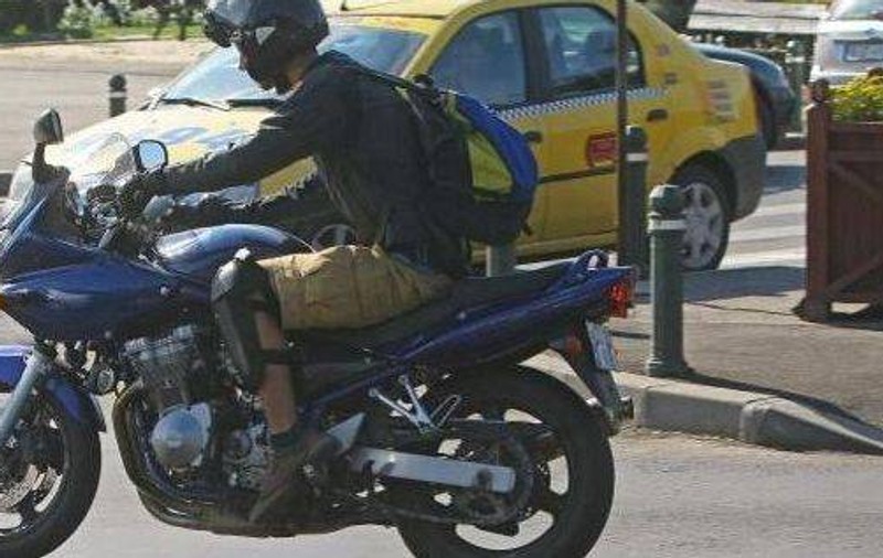 Motociclistul s-a izbit de o portieră deschisă imprudent