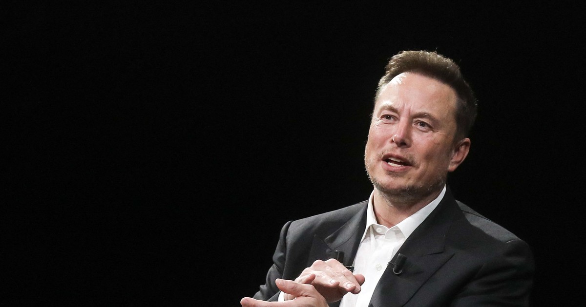 Elon Musk poartă un sacou negru și o cămașă albă