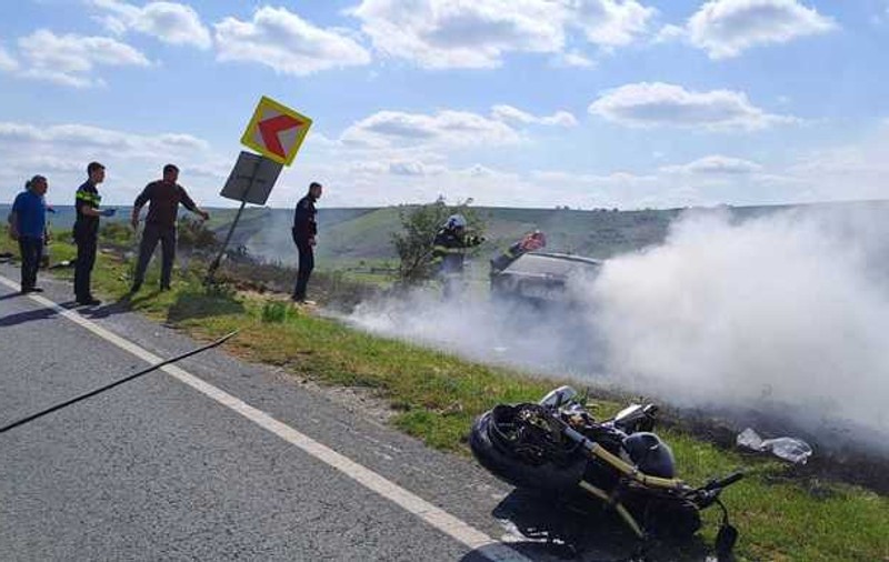 Două motociclete și o mașină s-au izbit și au luat foc la Ciortești, Vaslui: trei oameni au murit