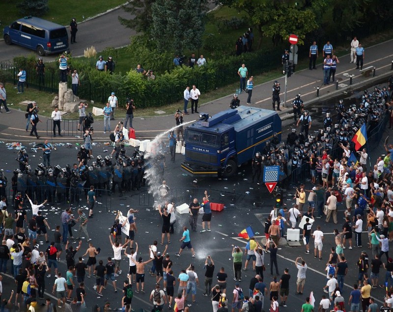 UPDATE. Război de stradă între jandarmi și huligani, în Piața Victoriei. 452 de persoane rănite / VIDEO&FOTO