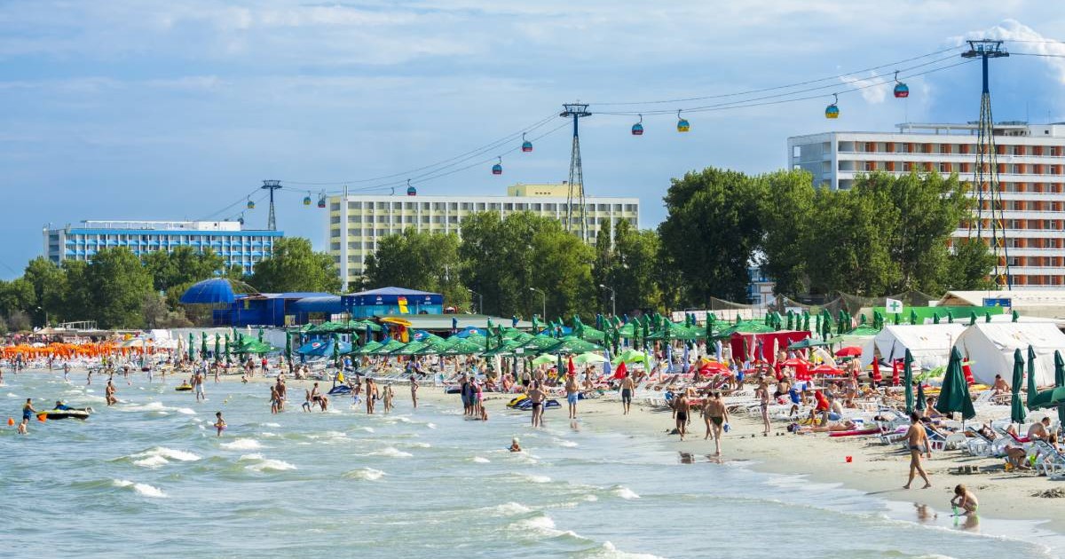 Aglomerație de turiști pe plaja din stațiunea Mamaia, plină de șezlonguri, în zona hotelului Dorna.