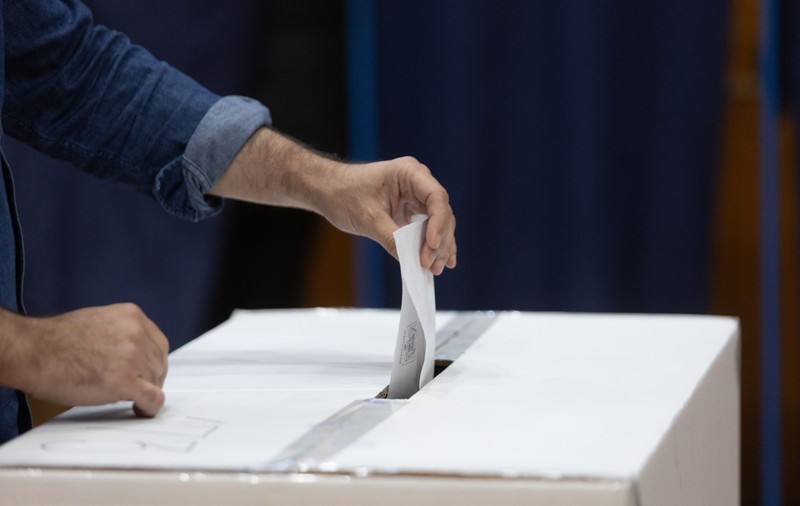 Până la ce oră pot vota românii de la secțiile din diaspora, dacă sunt la coadă sau în secțiile de votare la închiderea urnelor