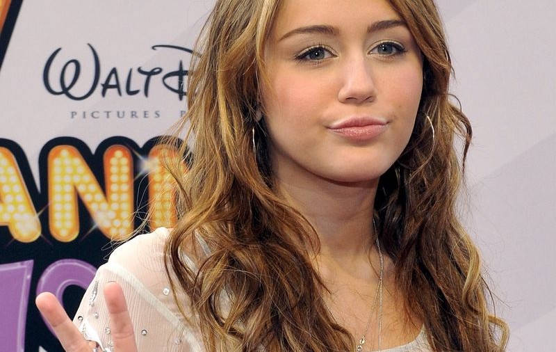 Miley Cyrus, invadată de coşuri
