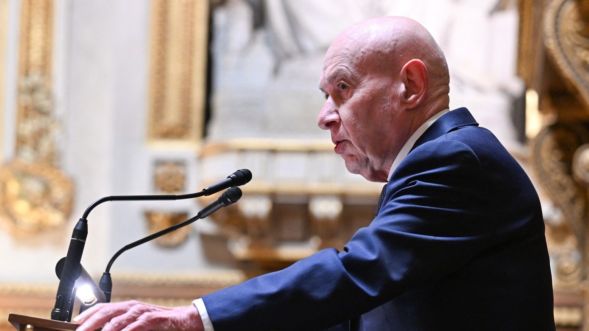 Senatorul francez, Claude Malhuret, în timpul declarației Guvernului privind situația din Ucraina și securitatea în Europa, la Senat, pe 4 martie 2025, la Paris, Franța.