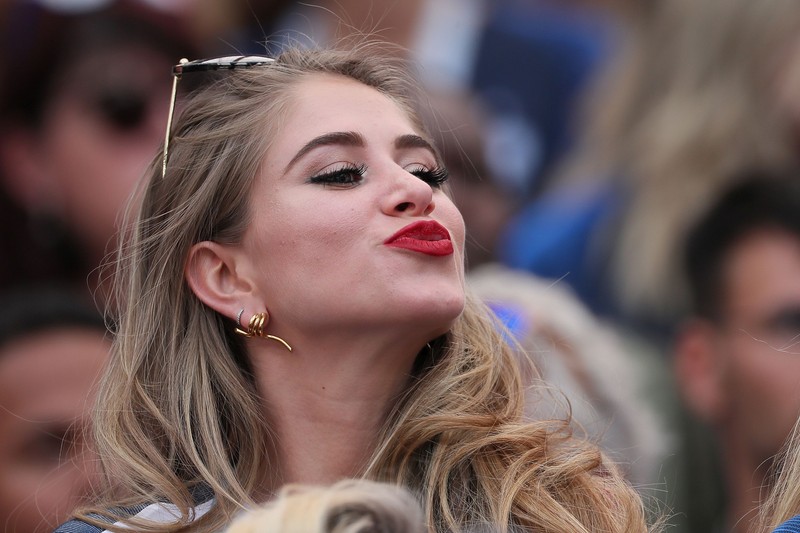 Info - Paul Pogba bientôt papa pour la première fois - Maria Salaues (compagne de Paul Pogba porte une bague de fiançailles) - Célébrités dans les tribunes lors du match de coupe du monde opposant la France au Danemark au stade Loujniki à Moscou, Russia, le 26 juin 2018. Le match s'est terminé par un match nul 0-0. © Cyril Moreau/Bestimage Celebs attending the 2018 FIFA World Cup Russia Group C match between Denmark and France at the Luzhniki Stadium Moscow in Moscow, Russia on June, 26, 2018. The match ended in a 0-0 draw.