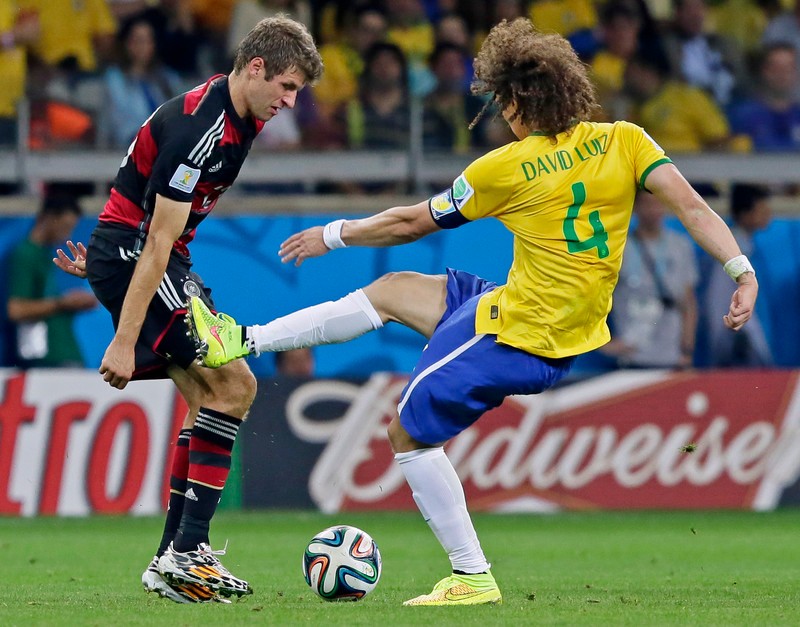 David Luiz (în galben) nu i-a putut ţIne piept germanului Thomas Muller FOTO: EPA