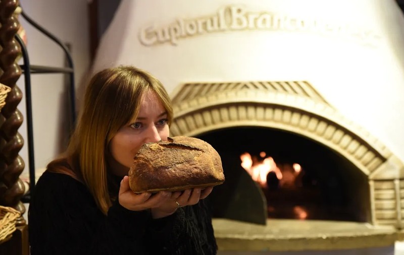Cât costă o pâine la brutăria Laurei Cosoi: „Are gustul din copilărie, făcută de bunici, la țară”. Oamenii stau la coadă zilnic