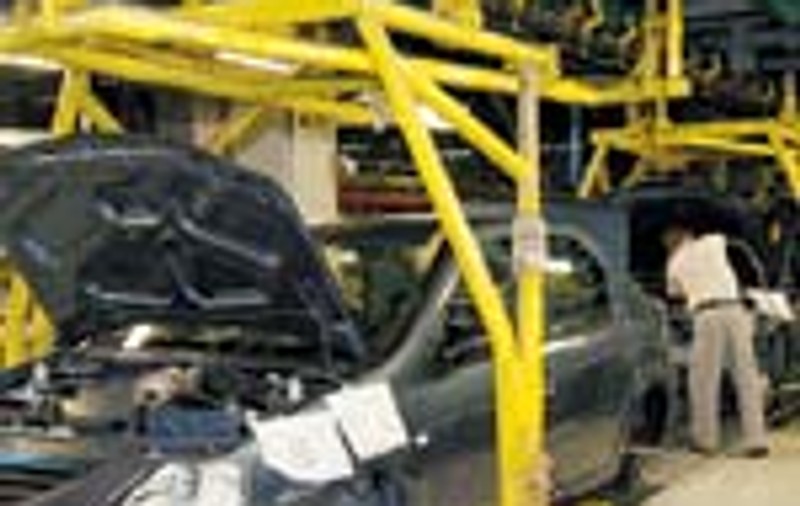 Aproape 1.000 de salariati de la Dacia au spart greva
