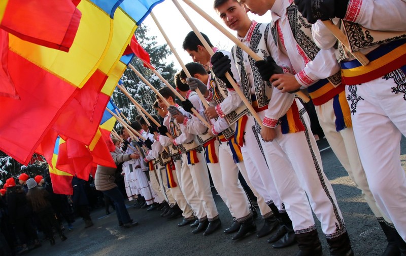 VIDEO&FOTO/ Cinci mii de oameni au îndurat gerul ca să participe la parada de 1 Decembrie. 600 de militari, jandarmi, pompieri şi poliţişti au defilat la Craiova