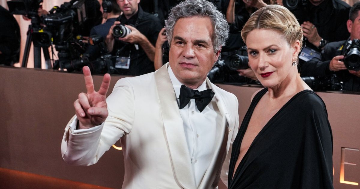 Actorul american Mark Ruffalo și soția sa, actrița americană Sunrise Coigney, participă la cea de-a 83-a ediție a Premiilor Globul de Aur, care se desfășoară la Hotelul Beverly Hilton din Beverly Hills, SUA, 11 ianuarie 2026