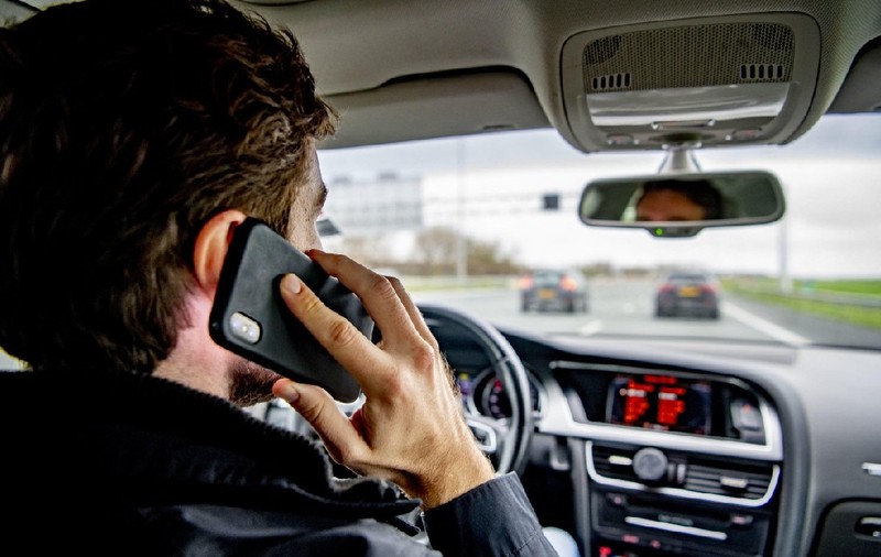 Zeci de mii de șoferi amendați cu 430 de euro pentru că au folosit telefonul la volan