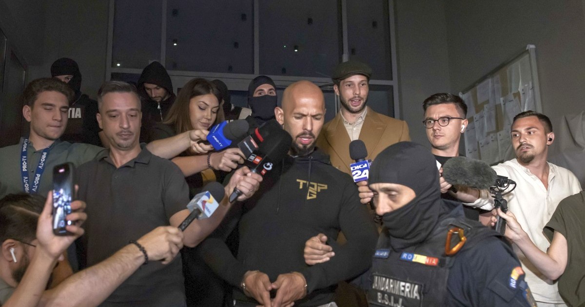 Fratii Tate, imediat dupa ce au fost retinuti de DIICOT. Andrew Tate si Tristan Tate, escortati la iesirea din sediul DIICOT pentru a fi transferati in Arestul Central, in Bucuresti,21 august 2024. Inquam Photos / Sabin Cirstoveanu