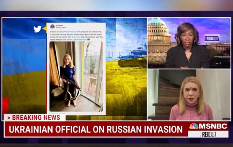 VIDEO | O deputată, înarmată cu un Kalashnikov, interviu din subsol la MSNBC: „Mă pregătesc să port arme. Ucrainenii vor rezista”