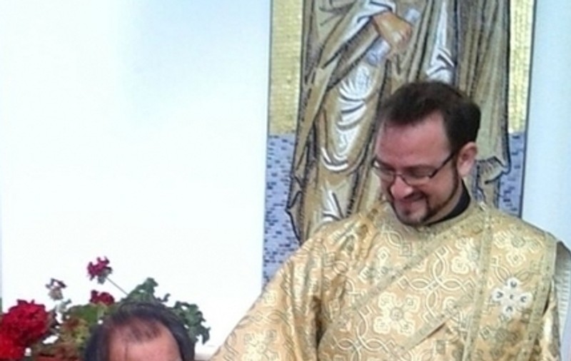Pelerinaj la mormântul preotului Mihai Negrea care a crescut 117 copii. Flori și lumânări pentru părinte