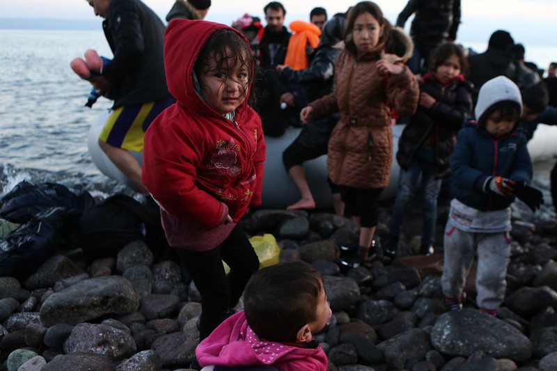 Copii aduși ilegal cu barca pe insula Lesbos din Grecia. Foto: Hepta