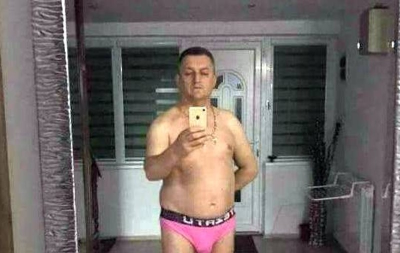 Un primar din Timiș s-a pozat în lenjerie intimă. Pozele au ajuns pe internet