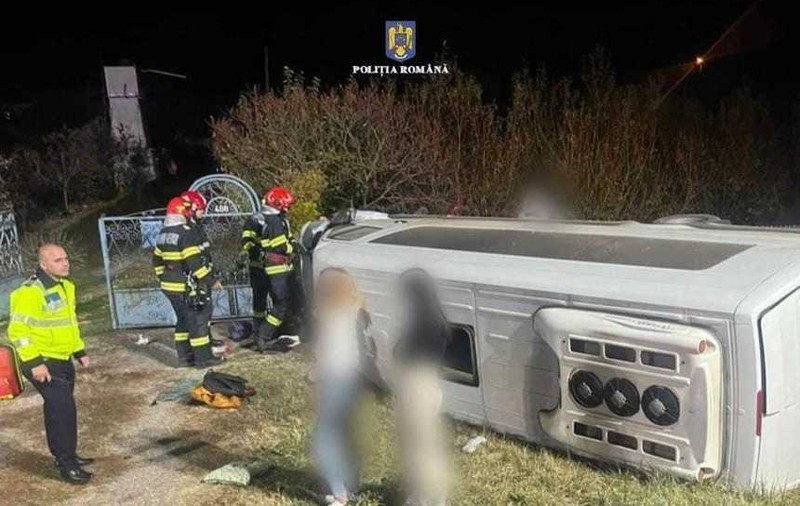 Microbuz cu 12 pasageri, răsturnat în şanţ pe DN7, în Dâmboviţa. A fost activat Planul Roşu de Intervenţie
