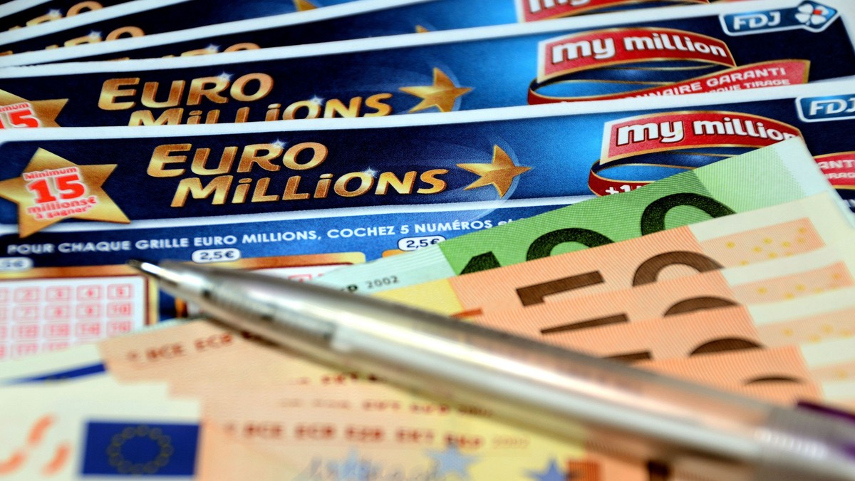 În această ilustrație foto, un pix și bancnote de euro pe biletele Euromillions. Foto: Hepta.