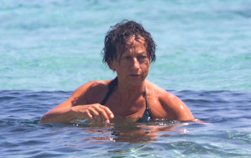 Cântăreața Gianna Nannini, topless la plajă. În sânii goi la peste 60 de ani | FOTO