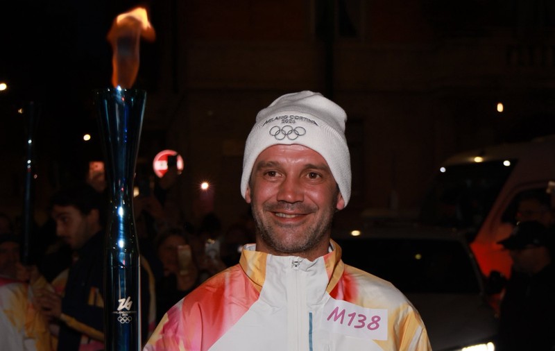 Cristi Chivu, alături de soția Adelina și fiicele lor la purtarea torței, cu o zi înainte de începerea Jocurilor Olimpice de Iarnă 2026. Familia a pozat împreună