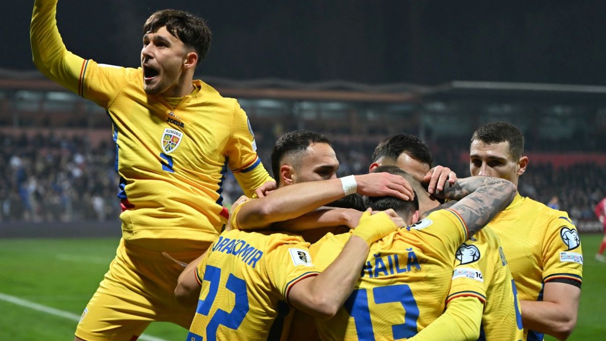 Andrei Rațiu se bucura alaturi de fotbalistii romani Virgil Ghita si Bogdan Racovitan dupa un gol marcat de catre Daniel Birligea in meciul de fotbal dintre Bosnia Hertegovina si Romania, din cadrul Preliminariilor Campionatului Mondial 2026, desfasurat pe Stadionul Bilino Polje din Zilina, sambata 15 noiembrie 2025. © FOTO:Razvan Pasarica/SPORT PICTURES