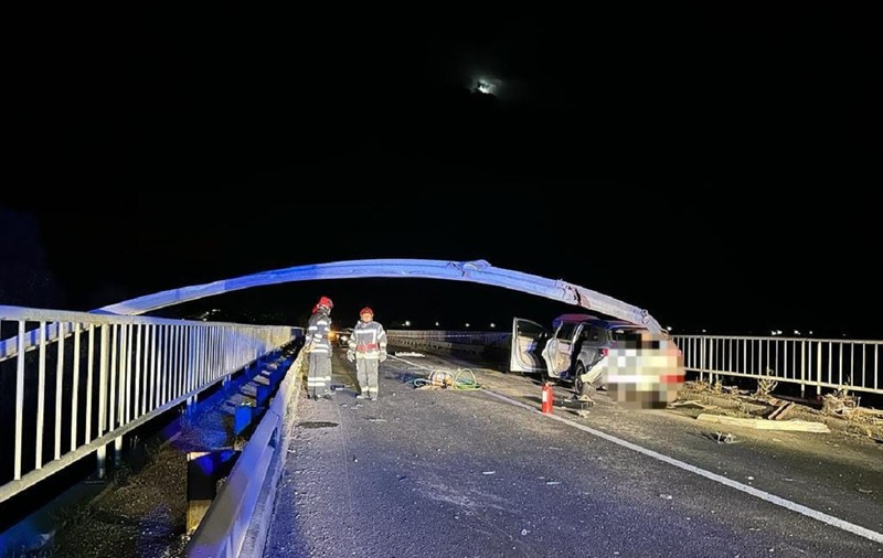 Parapetul metalic al unui pod a ieșit prin luneta unei mașini și a ucis pasagerul din dreapta, pe șoseaua București - Alexandria