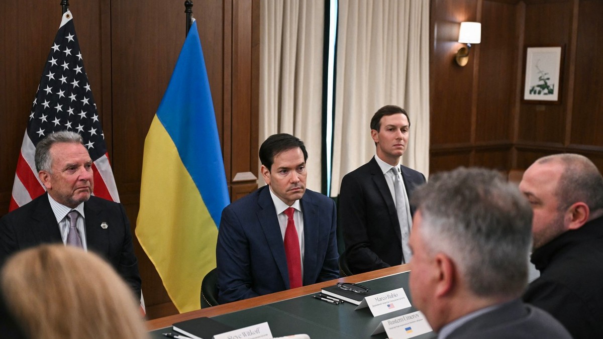 Marco Rubio (în centrul imaginii), însoțit de Steve Witkoff (în dreapta lui) și Jared Kushner la întâlnirea cu delegația ucraineană condusă de Rustem Umerov Foto: Profimedia
