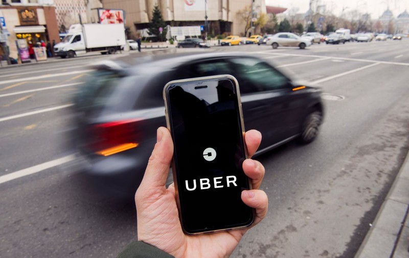 O bucureșteancă s-a rănit la cap într-un obiect ascuțit dintr-o mașină Uber. Instanța a decis că e vina ei și că tot ea trebuie să plătească 4.000 de euro!