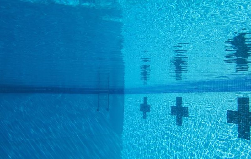 Cumplit. Fetiţa româncă de 10 ani găsită în piscină a fost violată şi ucisă de un conaţional de 20 de ani