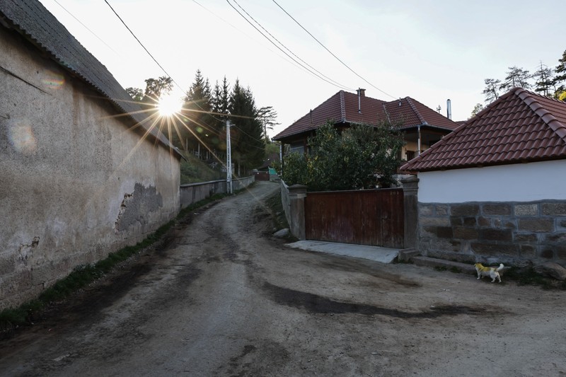 Strada Bisericii duce spre zona din sat unde locuiesc romii. Sursa foto: Vlad Chirea
