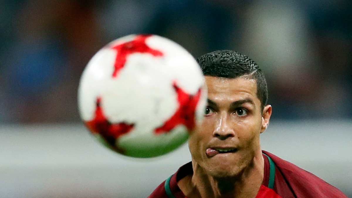 Cristiano Ronaldo, cu ochii pe minge în timpul meciului Portugalia - Chile de la Cupa Confederațiilor, ediția 2017. (FOTO: EPA)