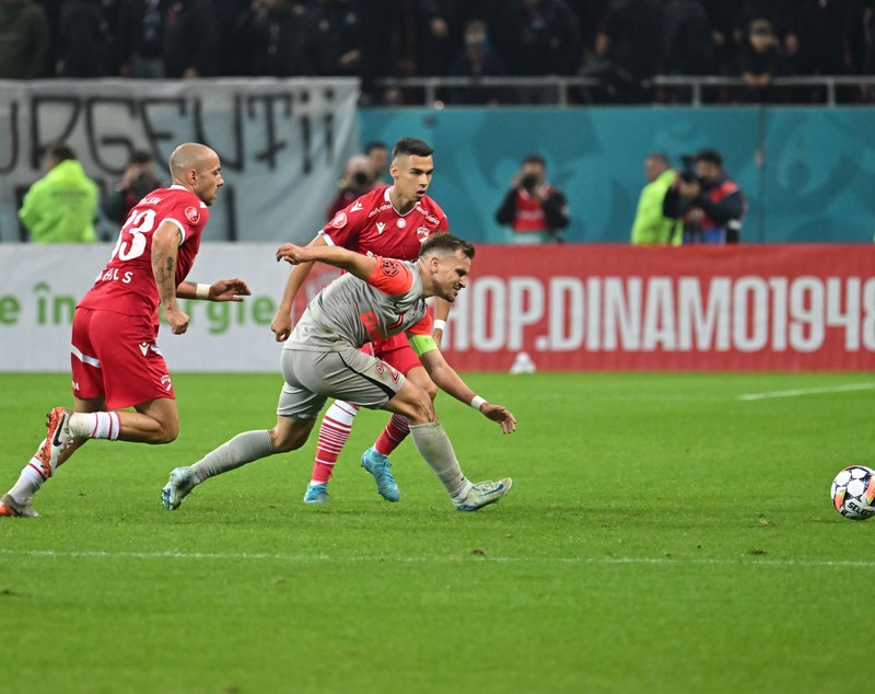 FCSB a învins-o pe Dinamo în deplasare cu 2-0, dar Gigi Becali anunță amenzi