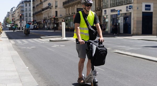 În prezent, legislația rutieră din România prevede purtarea căștii doar pentru persoanele sub 16 ani care circulă pe partea carosabilă, atât pe biciclete, cât și pe trotinete. Foto: Profimedia