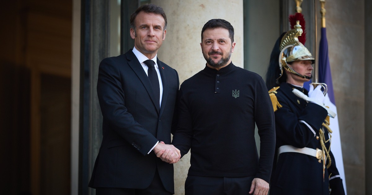 Volodimir Zelenski (dreapta), primit la Palatul Elysee de președintele francez Emmanuel Macron (stânga) Foto X/ Volodymyr Zelenskyy