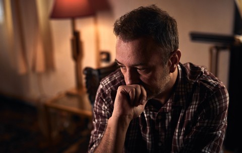 Dacă te confrunți cu tristețe, furie sau o stare de spirit proastă care persistă mai mult de două săptămâni și îți afectează viața de zi cu zi, este momentul să ceri ajutor de specialitate.