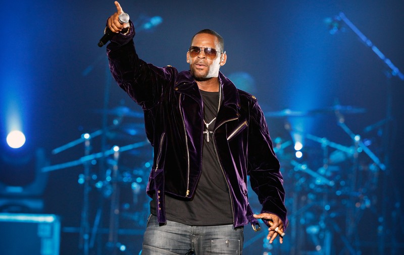 VIDEO | R. Kelly s-a predat autorităţilor după ce a fost acuzat de multiple agresiuni sexuale. Cântărețul poate fi eliberat pentru un milion de dolari