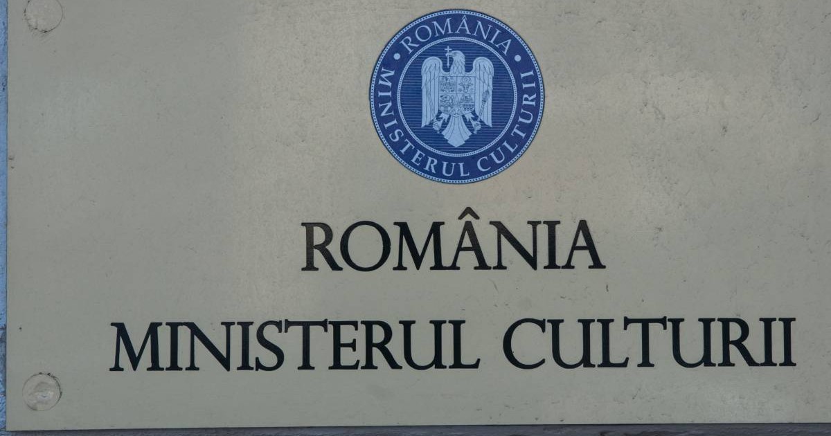 Sigla Ministerului Culturii, afișată la intrarea în sediul instituției, alături de antetul Guvernului României
