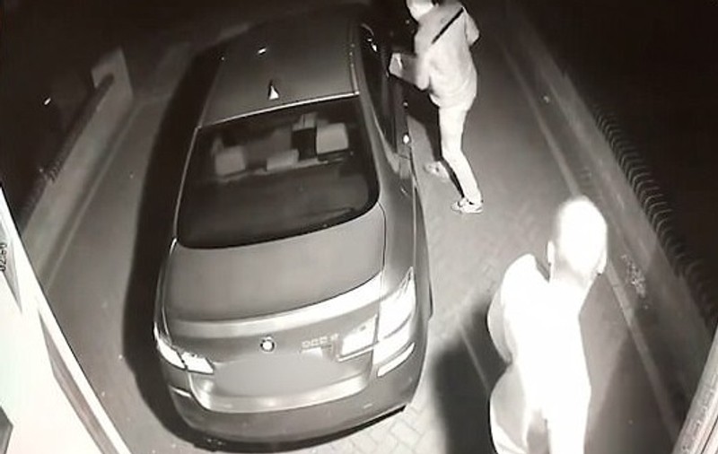 VIDEO | Doi hoți au furat un bolid în mai puțin de 60 de secunde. Cum au reușit să fenteze sistemul de securitate