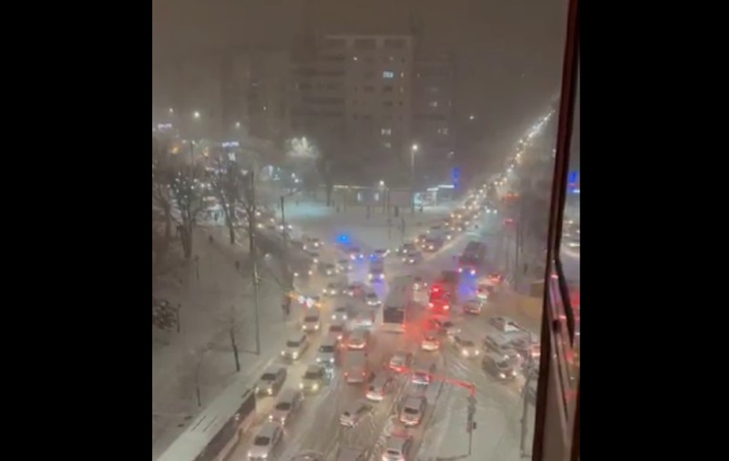 Imaginea primei zile de viscol din Iași. S-a stat bară la bară chiar și patru ore pe trasee de 20-25 de minute | VIDEO